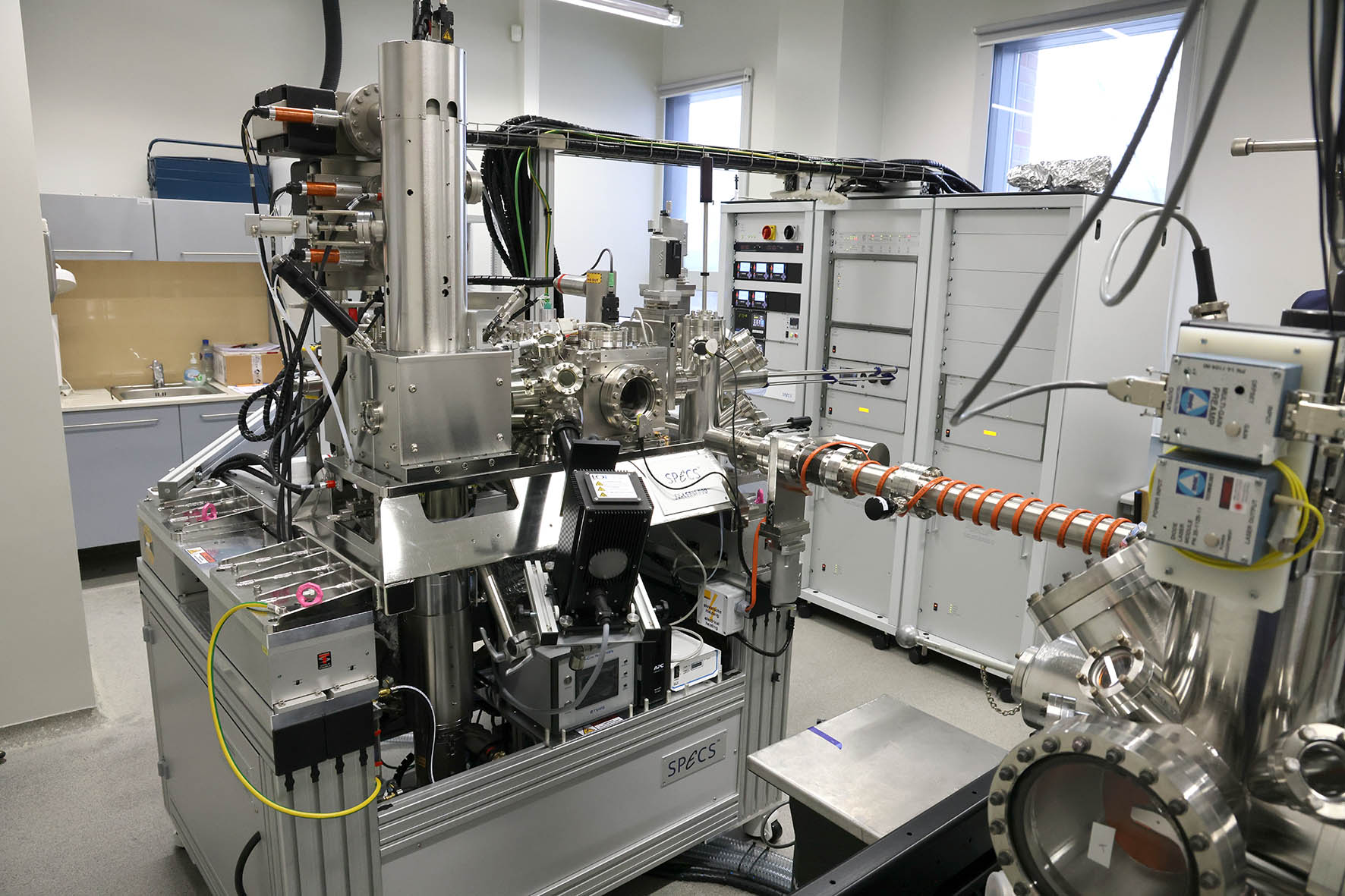 Instalacja mikroskopu LEEM w Laboratorium Materiałowych Badań Mikro- i Nanostrukturalnych